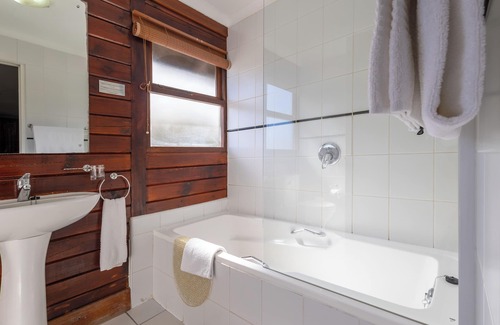 Knysna Central Hotel | Knysna Log-Inn Hotel