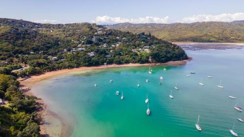 Omiha Villa | Koi Waiheke with private beach access and mooring