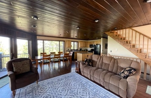 Rapid City House | Kojak Secluded Cabin 5 miles to Lake Pactola! Hot tub! Beautiful View Wi-Fi