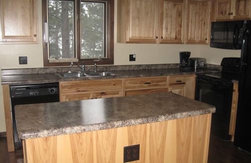 Rapid City House | Kojak Secluded Cabin 5 miles to Lake Pactola! Hot tub! Beautiful View Wi-Fi