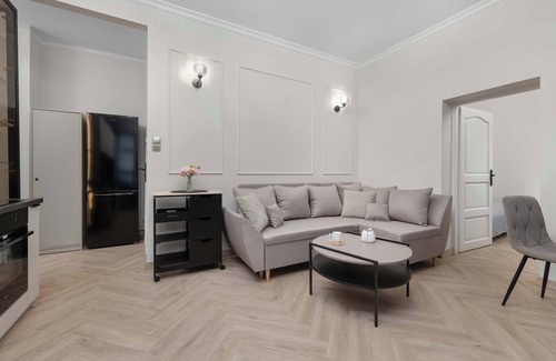 Wroclaw City Center Apartment | Komuny Paryskiej 14 Wrocław | Beige Apartment with Home Office