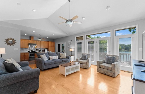 Lake Norman of Catawba Cottage | Kool Breeze by Avantstay Boat Ramp + Hot Tub