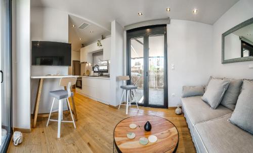 Petralona Apartment | Koukouvagia penthouse in Athens