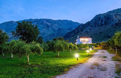 Georgioupolis Villa | Kournas-sleeps8-parking-garden-pool-petfriendly