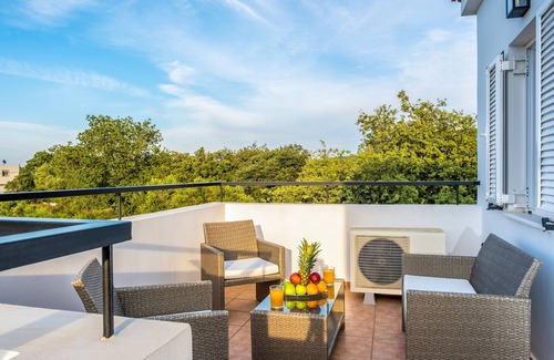 Georgioupolis Villa | Kournas-sleeps8-parking-garden-pool-petfriendly