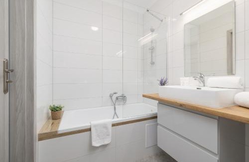 Pradnik Czerwony Apartment | Kraków Elegant Apartment Near The Water Park by Rent like home