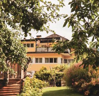 Nalles Apartment | Kreuzwegerhof Nals Ferienwohnungen im Historischen Gutshof mit Natur-Pool-Oase bei Meran und Bozen