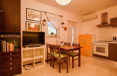 Krk Apartment | KRK city! 200m PROMENADE !Romantic house Vilaveja, small pool .