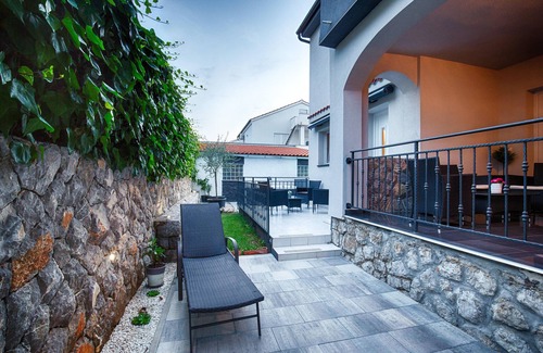 Krk Apartment | KRK city! 200m PROMENADE !Romantic house Vilaveja, small pool .