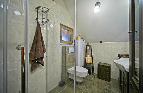 Skrad House | Kuća "Karličevi" s rustikalnim interijerom, okružena prirodom