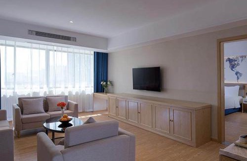 Longhua District Hotel | Kyriad Marvelous Hotel Shenzhen Longhua Mission Hills Bamboo Village Subway Station