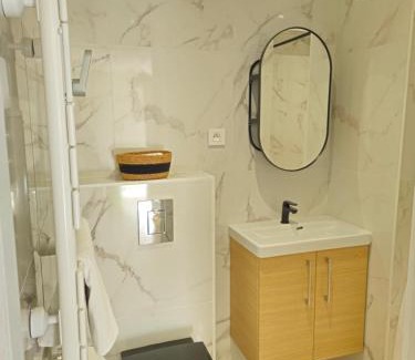 Les Romains Apartment | Léo - Cosy Studio entièrement rénové avec courette