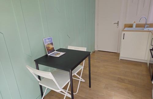 Les Romains Apartment | Léo - Cosy Studio entièrement rénové avec courette