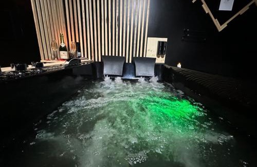 Sedan Apartment | L écrin Love room avec balnéo au coeur de Sedan