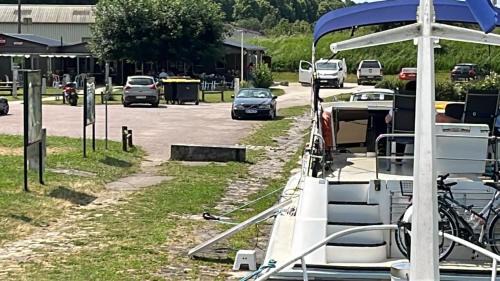 Tanlay Boat Rental | L'Amazone - bateau à quai sur le canal de bourgogne