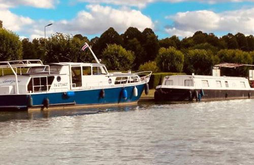 Tanlay Boat Rental | L'Amazone - bateau à quai sur le canal de bourgogne