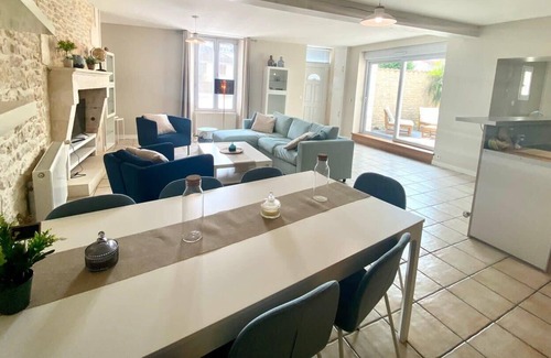 Poitiers House | L'Aqua: townhouse with large terrace