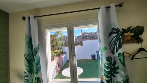 Blagnac House | L'Escale - private bed, shower room & kitchen