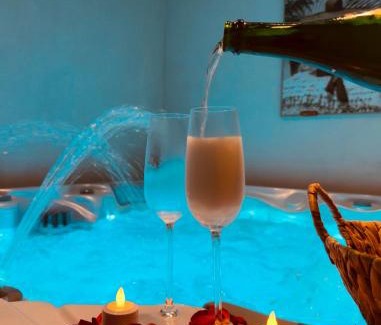 Puget-sur-Argens Apartment | L'EXTASE - LOVE ROOM - Jacuzzi privé & Terrasse - Parking et Wifi Gratuit - Elégance & Confort - Une expérience Détente et Sensuelle à votre portée ! OFFRE SPÉCIALE