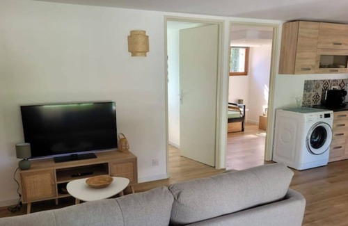 Baron Apartment | L'hacienda de Baron : Gîte Avec Jardin et Piscine