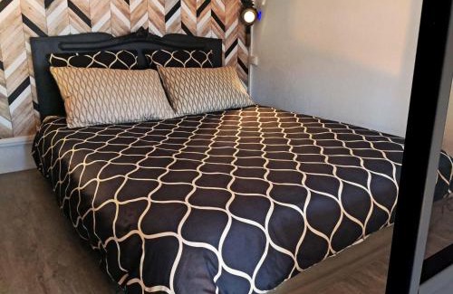 Saint-Lo Apartment | L'INTIMISTE à Saint Lô - Atypique - Studio Duplex Privé tout équipé - Gare - Centre - Parking gratuit - Entrée autonome - Chambre en mezzanine - Wifi - Netflix - Lave-linge