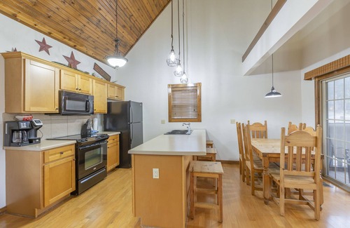 Reeds Spring Cabin | L119-C, 4 Br Lakefront Cabin, Pets, Fishing, Pool, Plygnd, Fun, Nr Silver Dollar