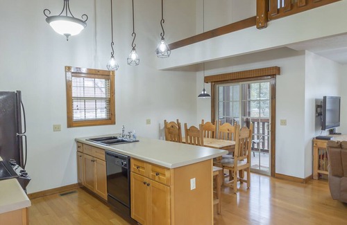 Reeds Spring Cabin | L119-C, 4 Br Lakefront Cabin, Pets, Fishing, Pool, Plygnd, Fun, Nr Silver Dollar