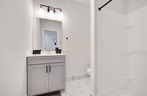 East Stroudsburg Apartment | L306 · The Lack - Bay King Suite - B06