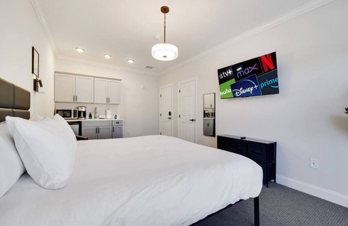 East Stroudsburg Apartment | L306 · The Lack - Bay King Suite - B06