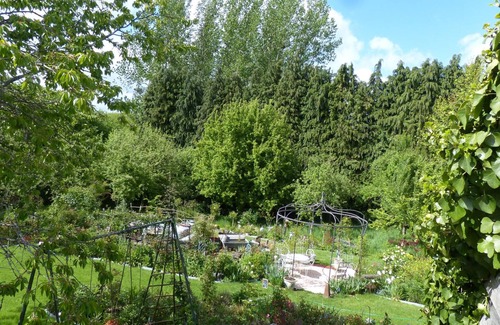 Sainte-Opportune Cottage | La Bergerie - Hortensia: Historic Cottage with English Garden