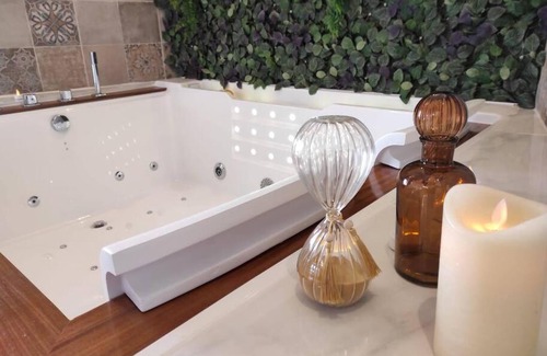 Saint-Jean-d'Angely House | La Cabana Agréable logement avec Jacuzzi/Balnéo