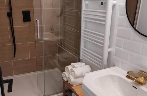 Saint-Jean-d'Angely House | La Cabana Agréable logement avec Jacuzzi/Balnéo