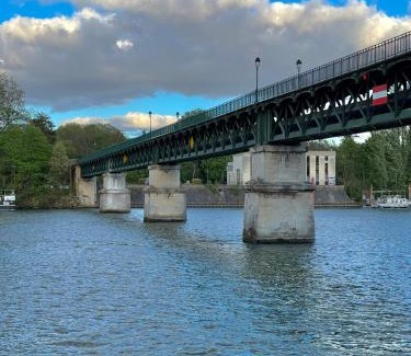 Saint-Cloud Boat Rental | La cabine