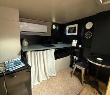 Saint-Cloud Boat Rental | La cabine