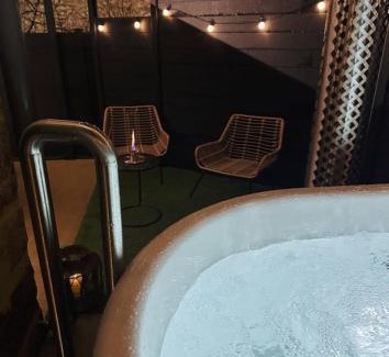 Saint-Laurent-dAndenay House | La Cachette du Domaine du Moulin avec son spa privé en option