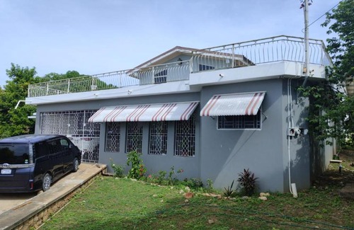 Spanish Town Apartment | La Caridad Hostal Jamaica