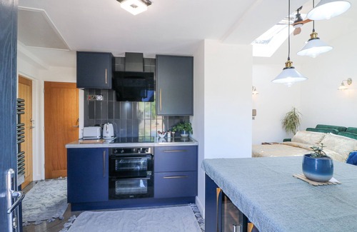 Arnold Cottage | LA CASA LIPA, with a garden in Nottingham