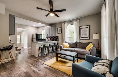 Denton House | La Casita - Modern cozy comfort home near Downtown, Dog friendly, UNT TWU