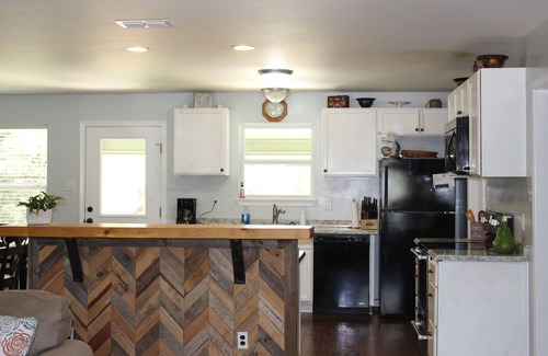 Wimberley House | La Casita Verde Blanco on the banks of the river