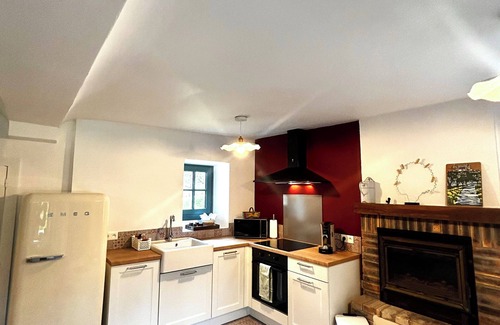 Moulins-le-Carbonnel House | La Cassine Bis is located in the heart of the most beautiful French village