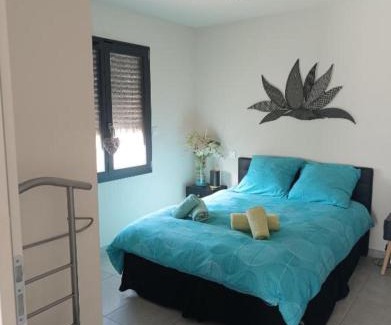 Taillades Apartment | La Cigale sous l'Olivier - Chambre , SdB et Salon Privé - Piscine