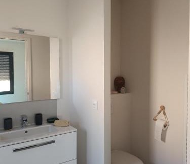 Taillades Apartment | La Cigale sous l'Olivier - Chambre , SdB et Salon Privé - Piscine