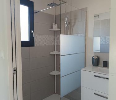 Taillades Apartment | La Cigale sous l'Olivier - Chambre , SdB et Salon Privé - Piscine