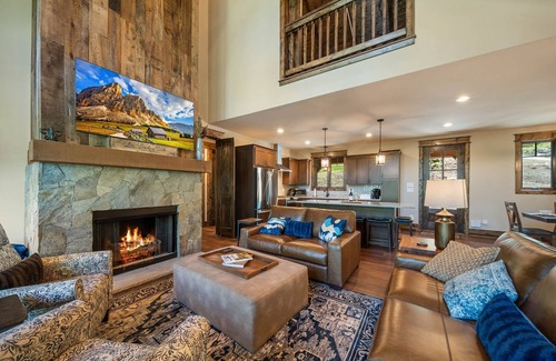 Banner Elk Cabin | La Dolce Vita at Eagles Nest - fireplace, flat driveway, near Epic