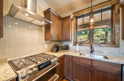 Banner Elk Cabin | La Dolce Vita at Eagles Nest - fireplace, flat driveway, near Epic