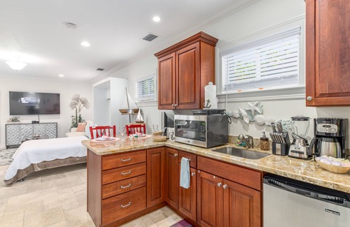 Stuart Villa | La Dolce Vita: Big Beach House w/elevator & heated pool! DIRECTLY ON BEACH