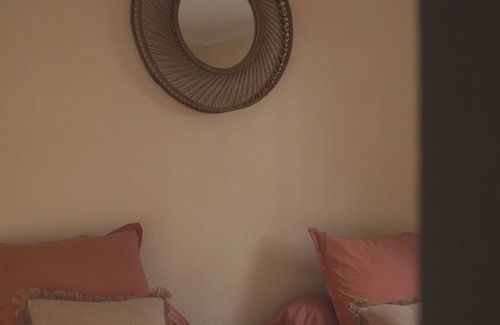 Grayan-Et-L'Hopital Bed & Breakfast | La Figulina - room and private space in a family home