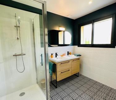 Montauban Apartment | La Halte Occitane - Classé 3 étoiles - Pour 6 personnes, 3 chambres, parking, terrasse, tout inclus