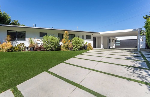 Studio City House | LA Hills Modern Pool Home w Movie Theater & View