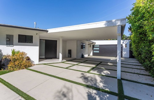 Studio City House | LA Hills Modern Pool Home w Movie Theater & View